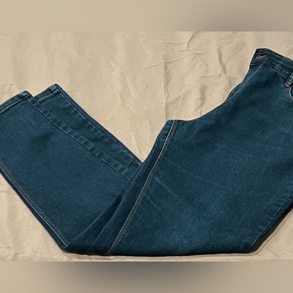 Curve Appeal Denim - Women's Cropped Jeans in Dark Blue